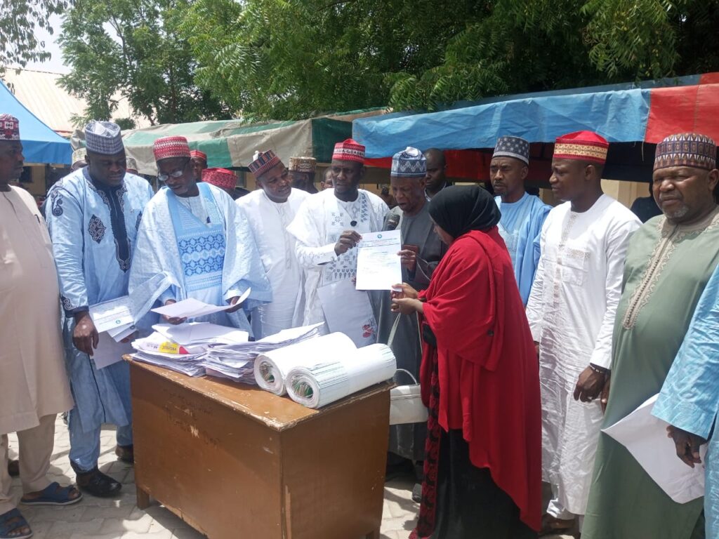 Governor Yusuf’s employment drive lifts 521 Gwale youths out of unemployment Chairman of Gwale Local Government, Hon. Abubakar Mu’azu Mojo presenting certificate of employment to one of the beneficiaries