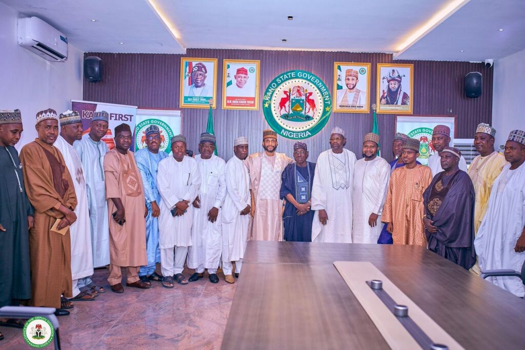 Former Kano MDA heads pledge support for Garo Garo and ex MDs in a group photograph