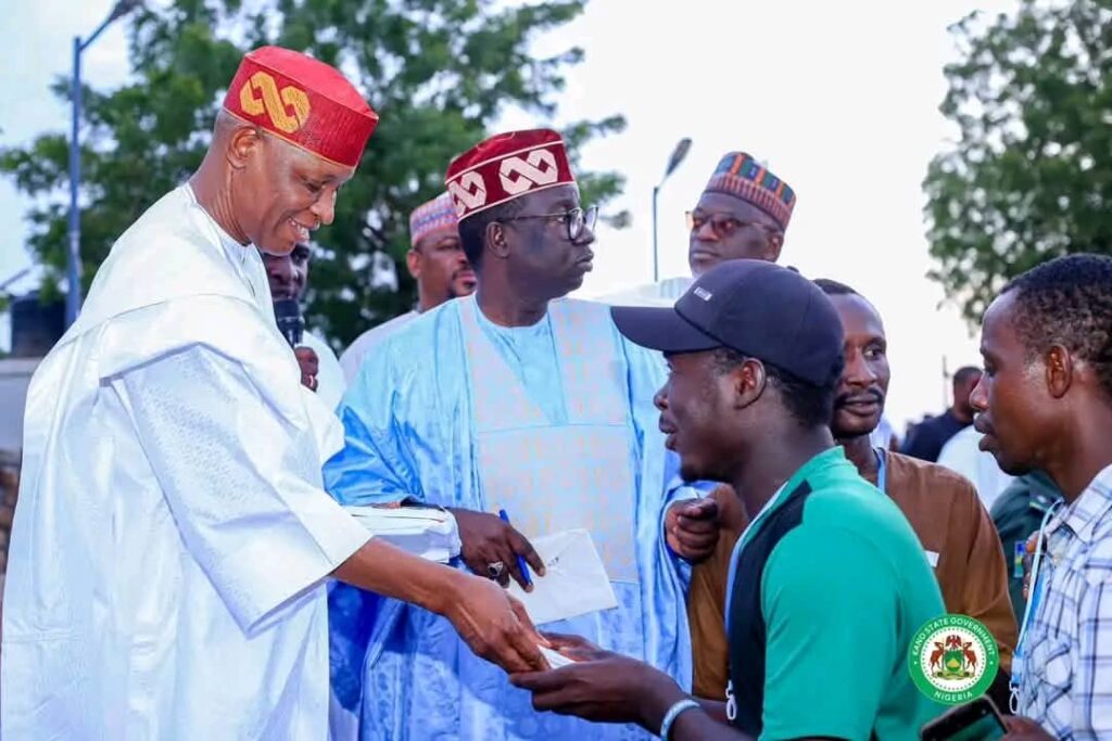 Governor Yusuf empowers 1,112 street traders, vulcanisers with N55.6m business support in Kano Governor Abba Kabir Yusuf