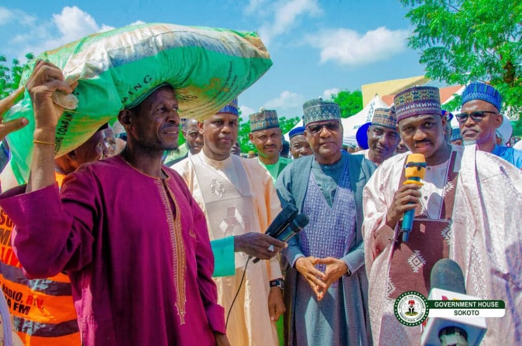 Governor Aliyu while distributing the fertiliser