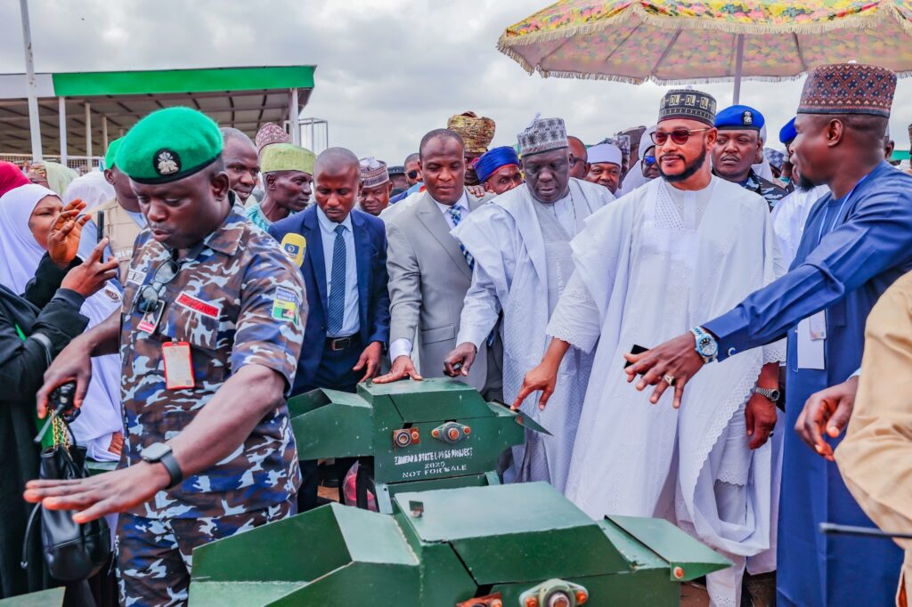 Governor Lawal distributes 72,000 bags of free fertiliser, farm inputs to Zamfara farmers Governor Dauda Lawal