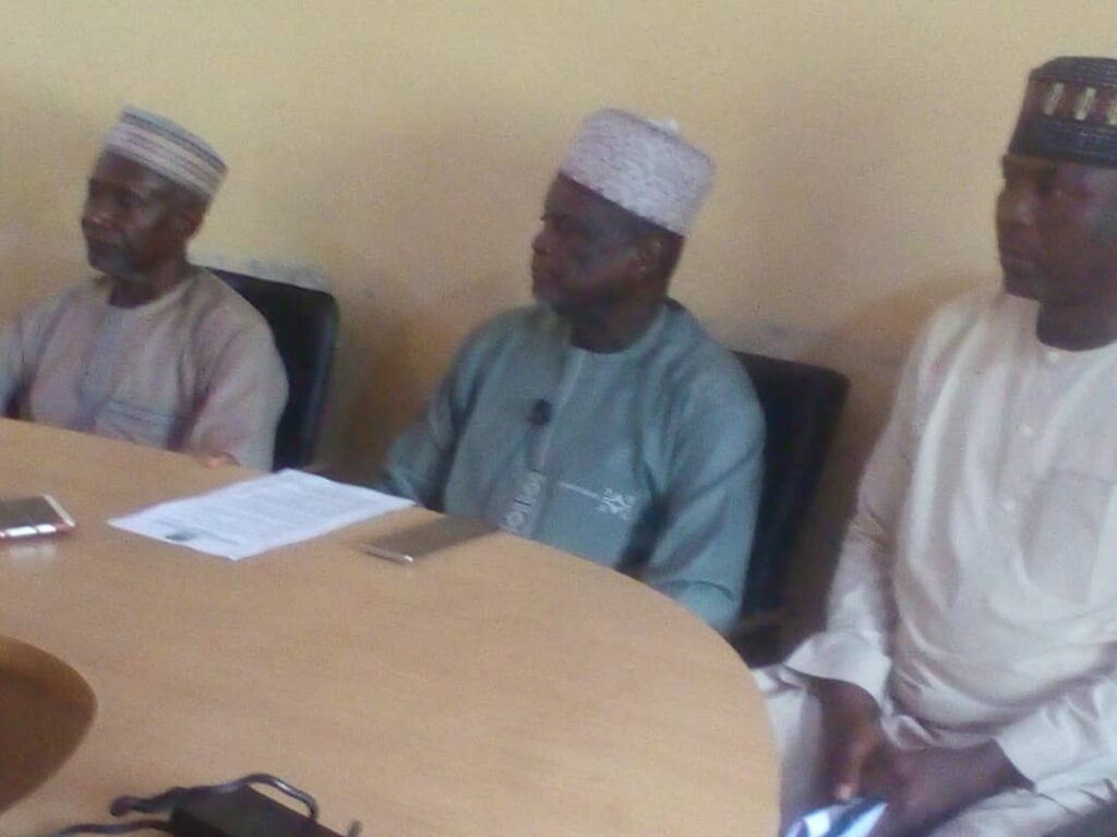 Komsiri in the middle