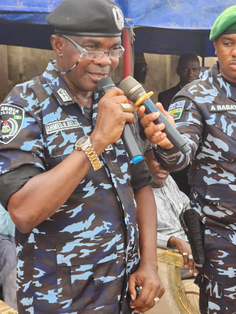 Yan sanda sun mika shanu 329, awaki 277 da aka kwato daga masu satar dabbobi ga gwamnatin Zamfara Kwamishinan ‘yan sandan jihar Zamfara, CP Ahmad Muhammad Bello