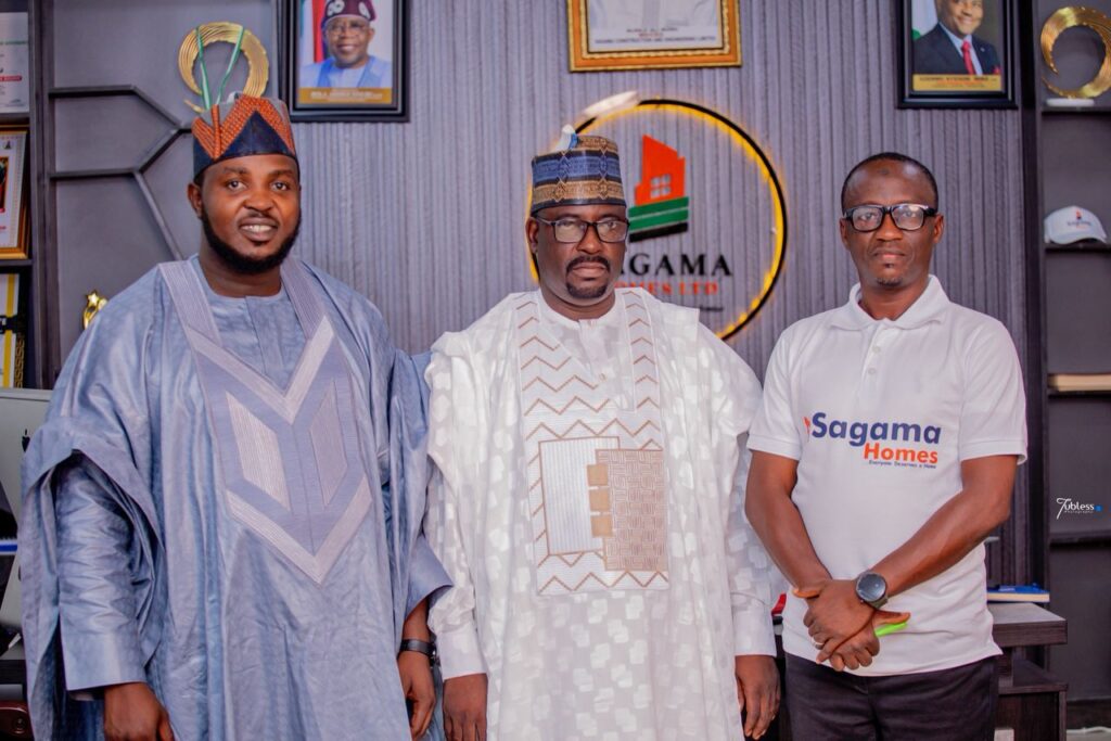 Nasiru Rabiu Tubeless in a group photograph